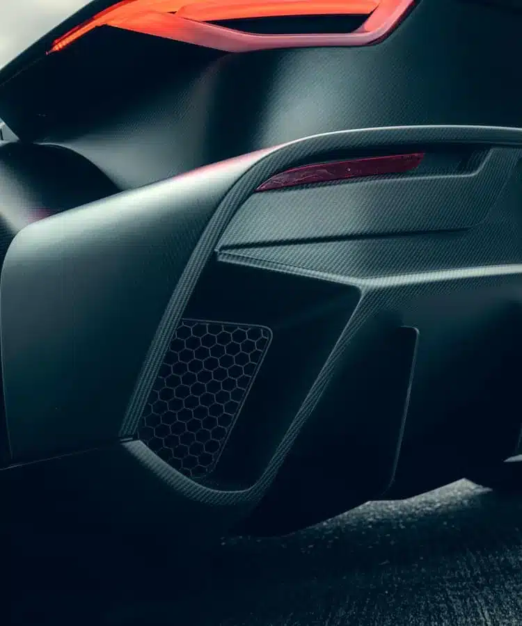 Offen liegendes Sichtcarbon und Diffusor am Heck des Donkervoort F22 Bare Naked