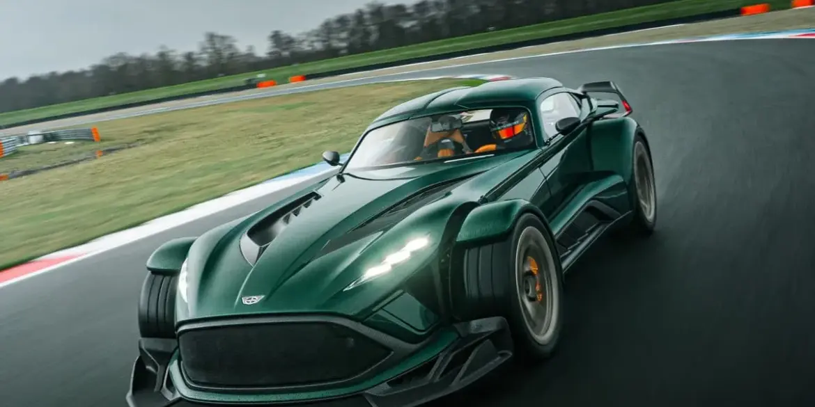 Donkervoort P24 RS fährt in einer Kurve auf der Rennstrecke bei bewölktem Himmel.