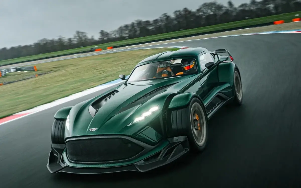 Donkervoort P24 RS fährt in einer Kurve auf der Rennstrecke bei bewölktem Himmel.
