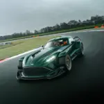 Donkervoort P24 RS fährt in einer Kurve auf der Rennstrecke bei bewölktem Himmel.