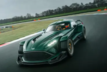 Donkervoort P24 RS fährt in einer Kurve auf der Rennstrecke bei bewölktem Himmel.