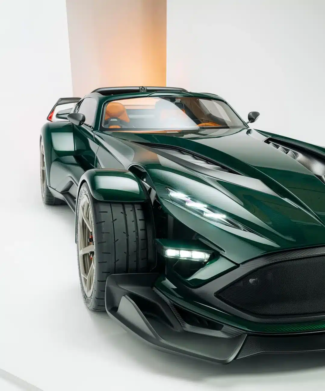 Frontansicht des Donkervoort P24 RS Supersportwagens in dunkelgrünem Lack mit ausgeprägten Kotflügeln und markantem Grill