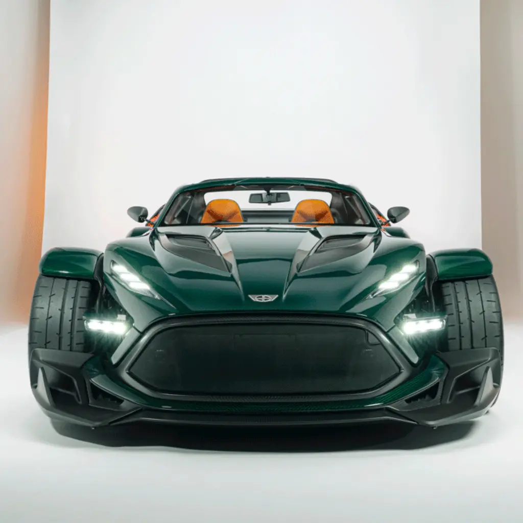 Donkervoort P24 RS von vorn in Studioaufnahme, grün mit orangen Sitzen