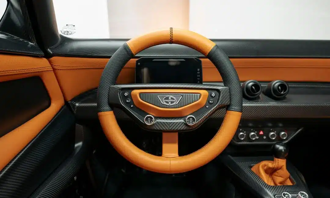 Lenkrad und Armaturenbrett des Donkervoort P24 RS, mit Carbon- und Lederausstattung.
