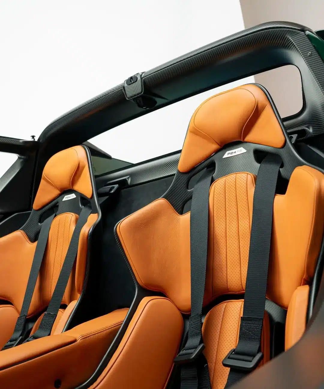Detailansicht der orangen Schalensitze mit Sicherheitsgurten im Donkervoort P24 RS