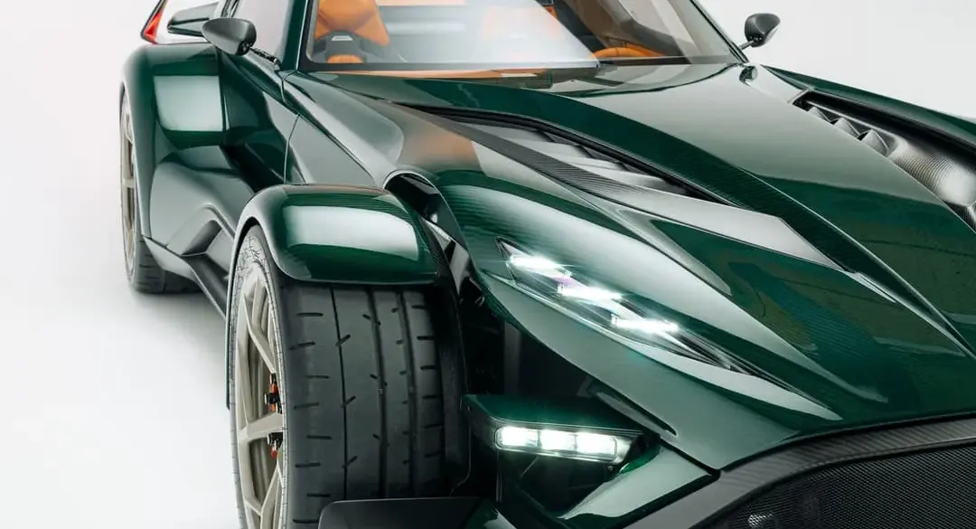 Donkervoort P24 RS in dunklem Grün, Frontansicht mit ausgeprägten Kotflügeln, Karbon-Karosserie und großflächigen Lufteinlässen
