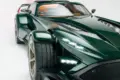 Donkervoort P24 RS in dunklem Grün, Frontansicht mit ausgeprägten Kotflügeln, Karbon-Karosserie und großflächigen Lufteinlässen