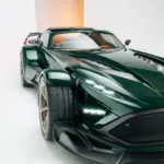 Donkervoort P24 RS in dunklem Grün, Frontansicht mit ausgeprägten Kotflügeln, Karbon-Karosserie und großflächigen Lufteinlässen