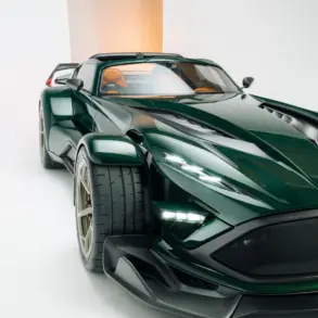 Donkervoort P24 RS in dunklem Grün, Frontansicht mit ausgeprägten Kotflügeln, Karbon-Karosserie und großflächigen Lufteinlässen