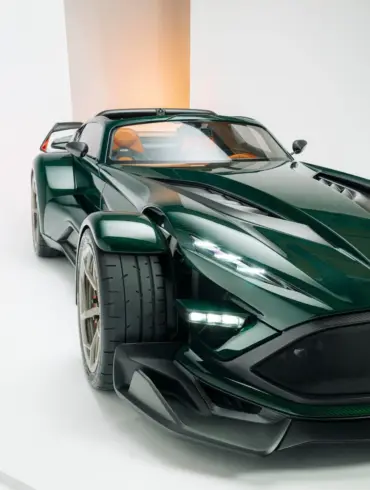 Donkervoort P24 RS in dunklem Grün, Frontansicht mit ausgeprägten Kotflügeln, Karbon-Karosserie und großflächigen Lufteinlässen