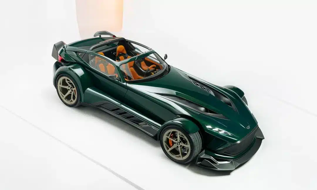Donkervoort P24 RS Sportwagen in dunkelgrün mit offenem Dach und orangefarbenen Sitzen, Seitenansicht