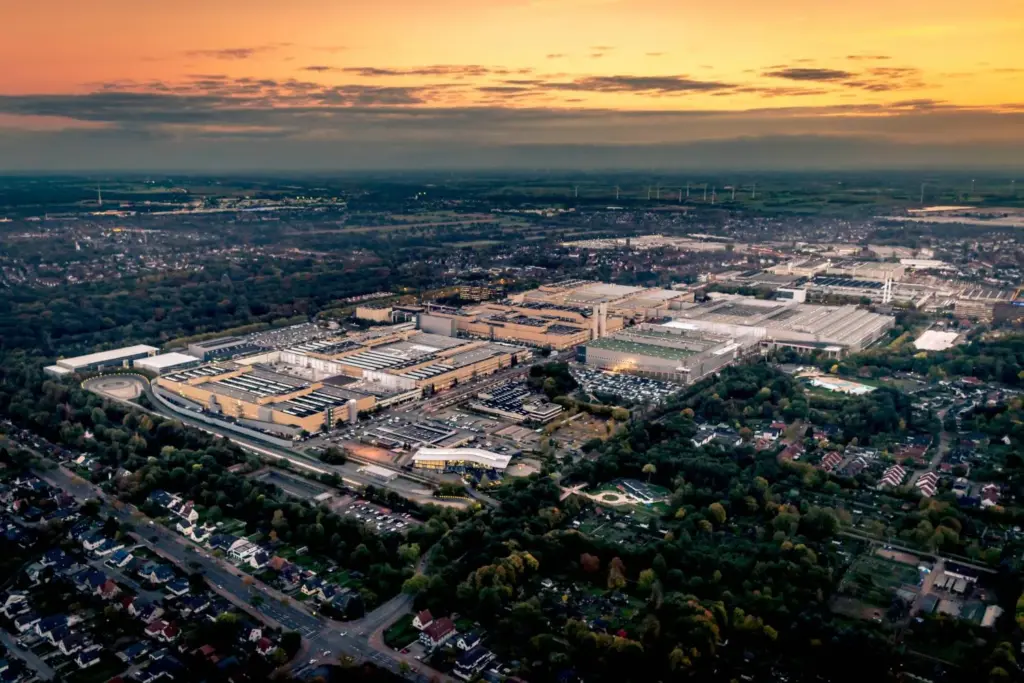 Luftbild des Mercedes-Benz Werks Bremen im Abendlicht