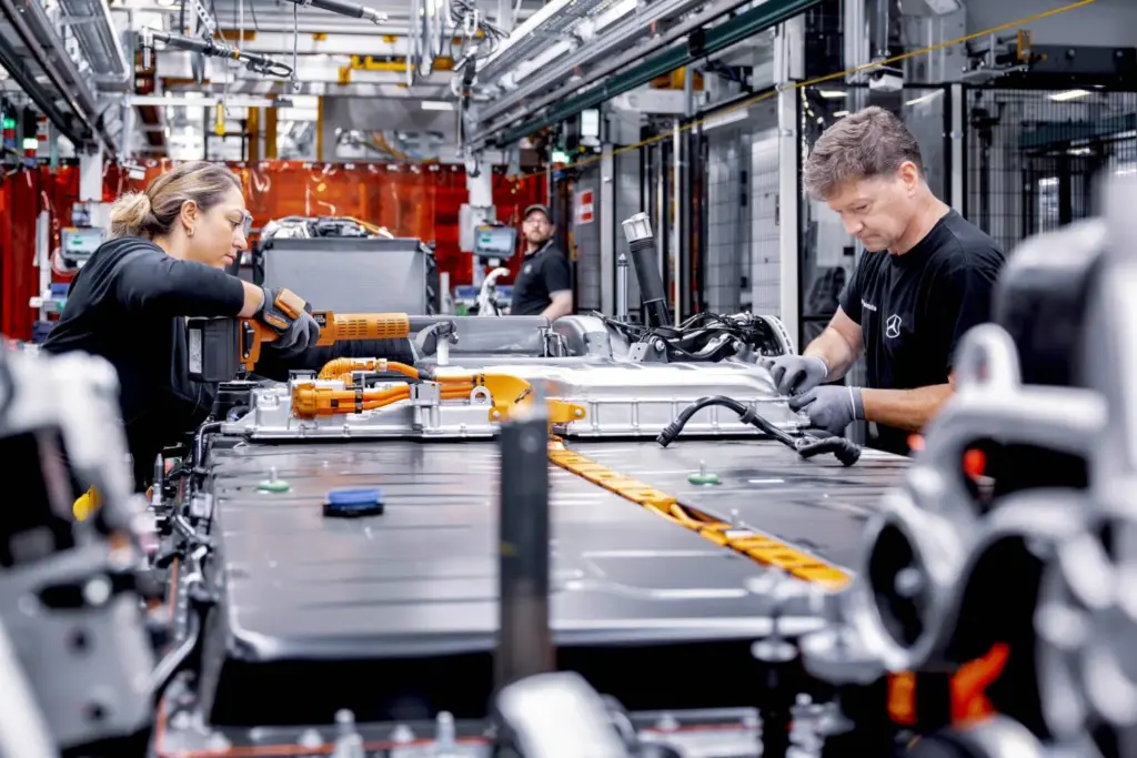 Montage von Hochvolt-Batterien für den Mercedes GLC im Werk Bremen