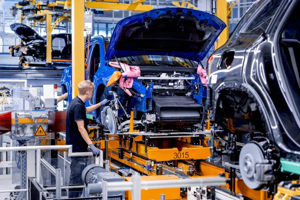 Montage des elektrischen Mercedes GLC an der Produktionslinie im Mercedes-Benz Werk Bremen