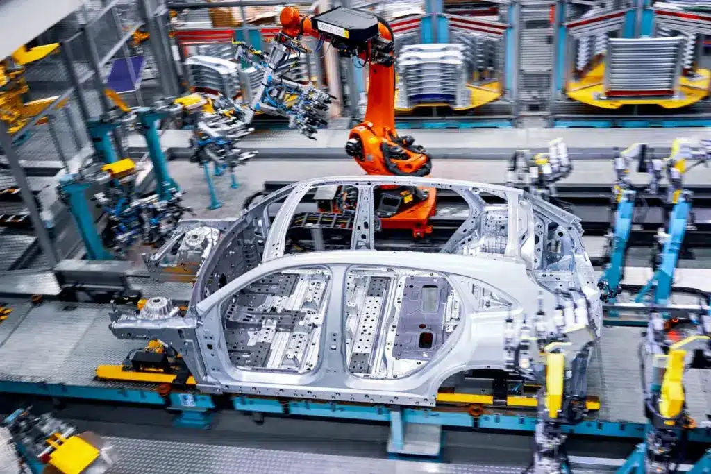 Karosserie eines elektrischen GLC auf der Fertigungslinie im Mercedes-Benz Werk Bremen, umgeben von Industrierobotern