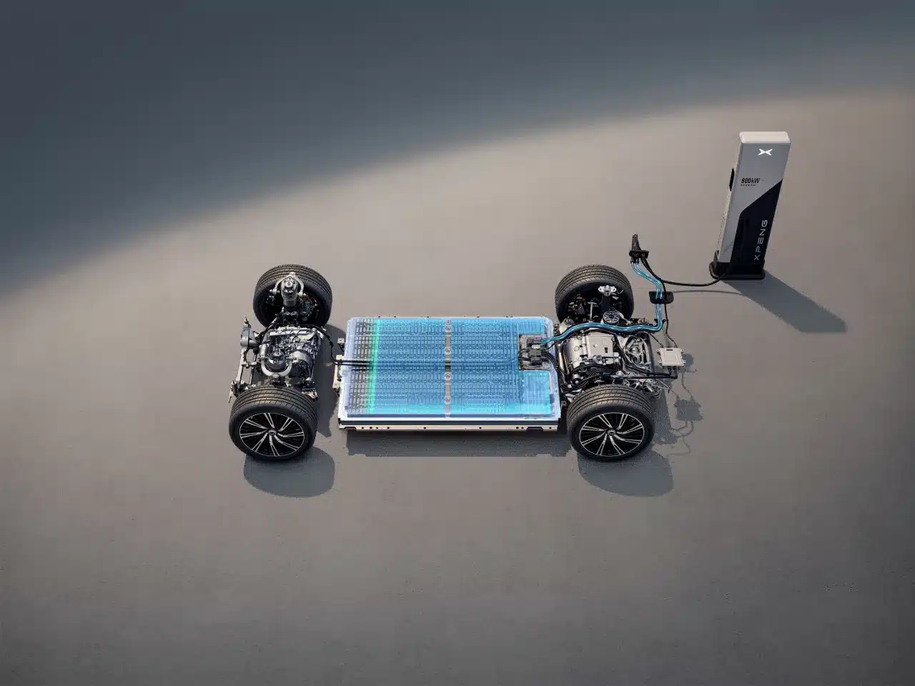 XPENG G9 Chassis mit Batterie am Schnellladestation, ohne Karosserie