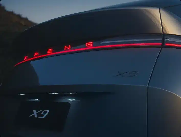 Heck des XPENG X9 mit leuchtendem Schriftzug und Modellbezeichnung X9, modernes Design bei Dämmerung.