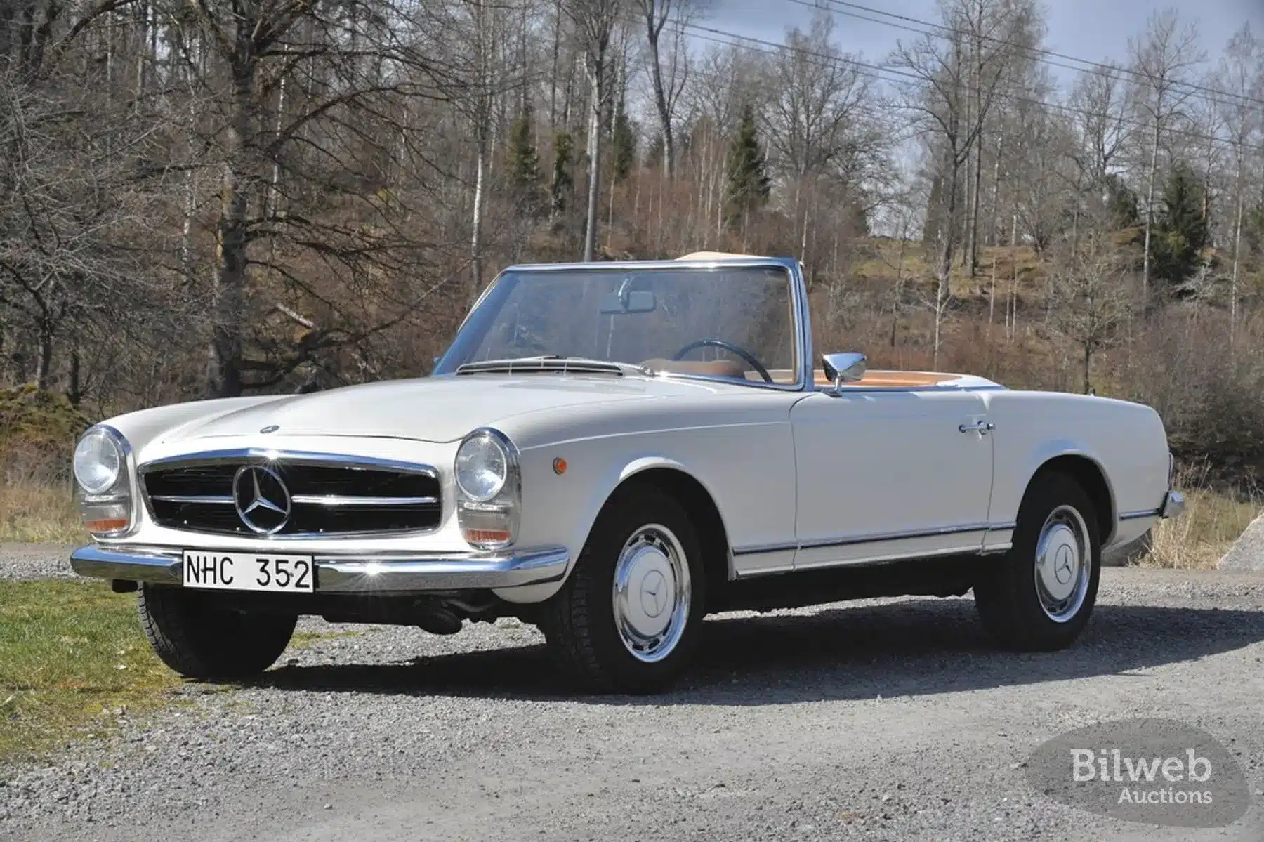 Weißer Mercedes-Benz 280 SL Pagode W113 Cabriolet von 1968 auf einer Landstraße, Frontansicht, offen gefahren