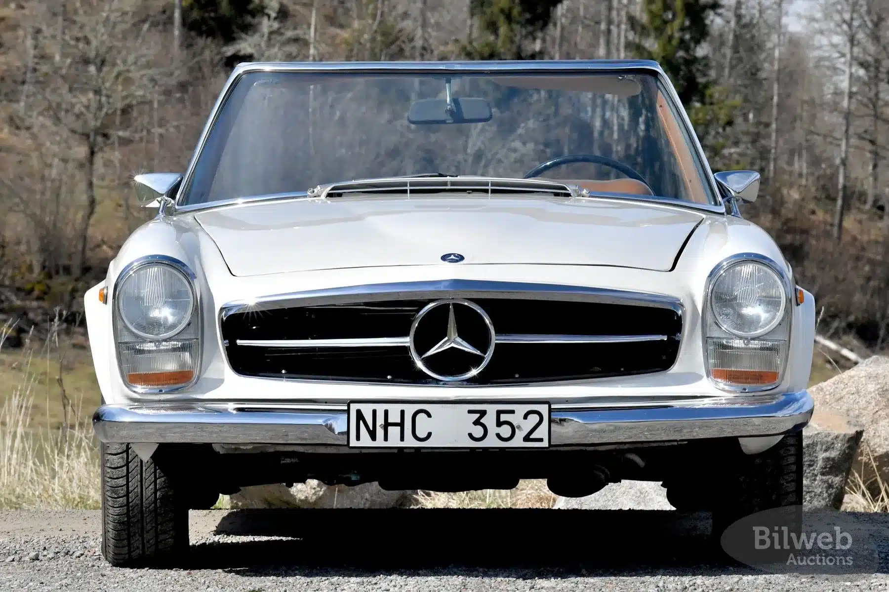 Frontansicht eines weißen Mercedes-Benz 280 SL Pagode W113 aus dem Jahr 1968, Cabrio, im Freien stehend