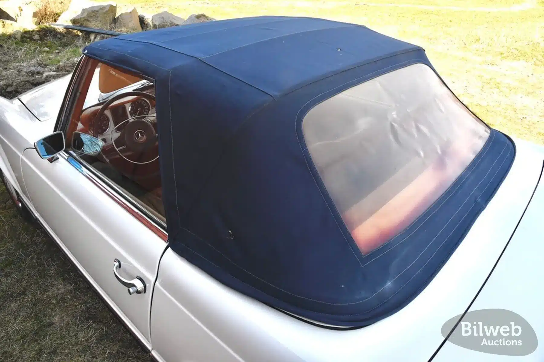 Mercedes-Benz 280 SL Pagode von 1968 mit dunkelblauem Sonnenland-Stoffverdeck und sichtbarem Innenraum