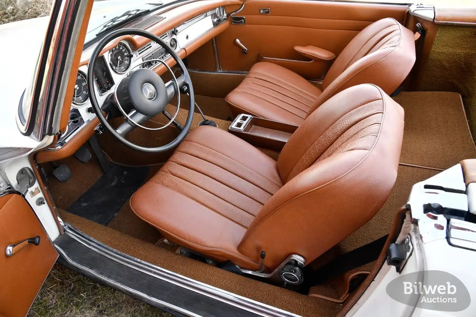 Innenraum eines Mercedes-Benz 280 SL Pagode W113 von 1968 mit brauner MB-Tex-Ausstattung und Originalarmaturenbrett
