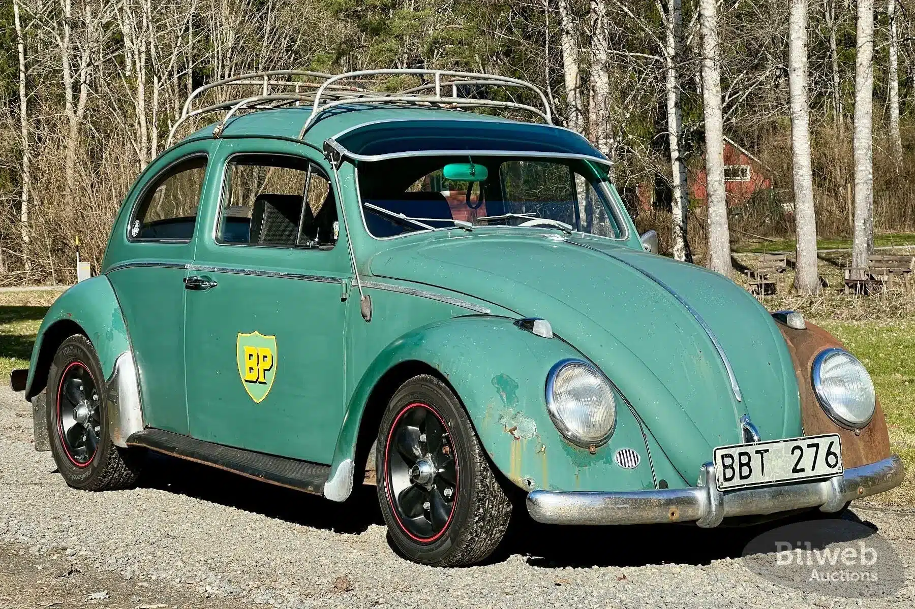 Grüner Volkswagen Käfer 1200 von 1960 mit sichtbarer Patina, abgebildet im Freien