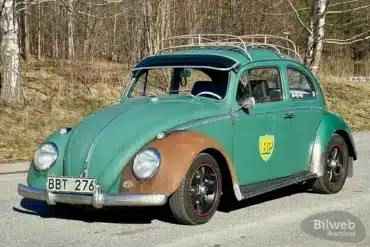 Unrestaurierter Volkswagen Typ 1 1200 von 1960 mit Patina und Dachgepäckträger auf einer Straße