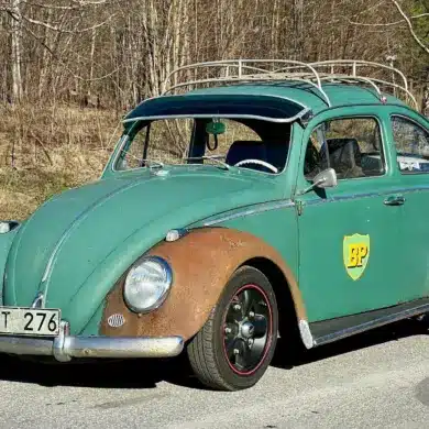Unrestaurierter Volkswagen Typ 1 1200 von 1960 mit Patina und Dachgepäckträger auf einer Straße