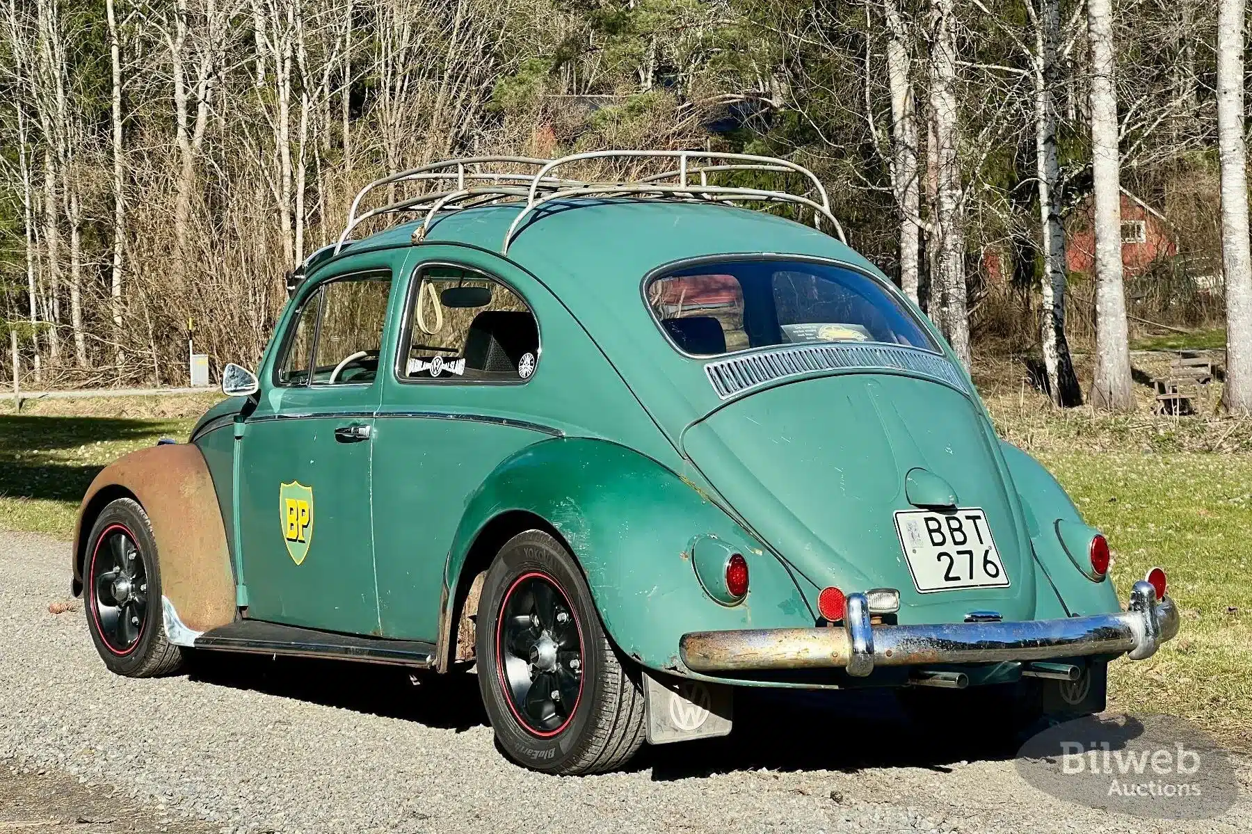 Unrestaurierter Volkswagen Typ 1 1200 von 1960, lackiert in Grün mit Gebrauchsspuren, Heckansicht auf einer Landstraße