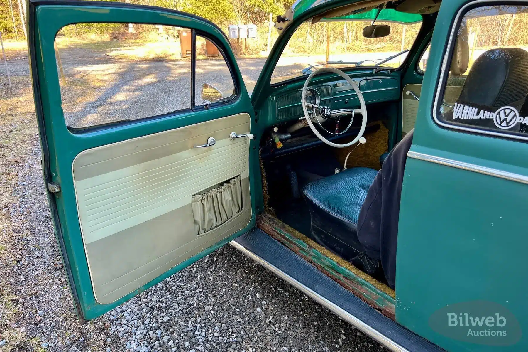 Blick in den originalen Innenraum eines Volkswagen Käfer 1200 von 1960 mit geöffneten Türen und sichtbaren Gebrauchsspuren