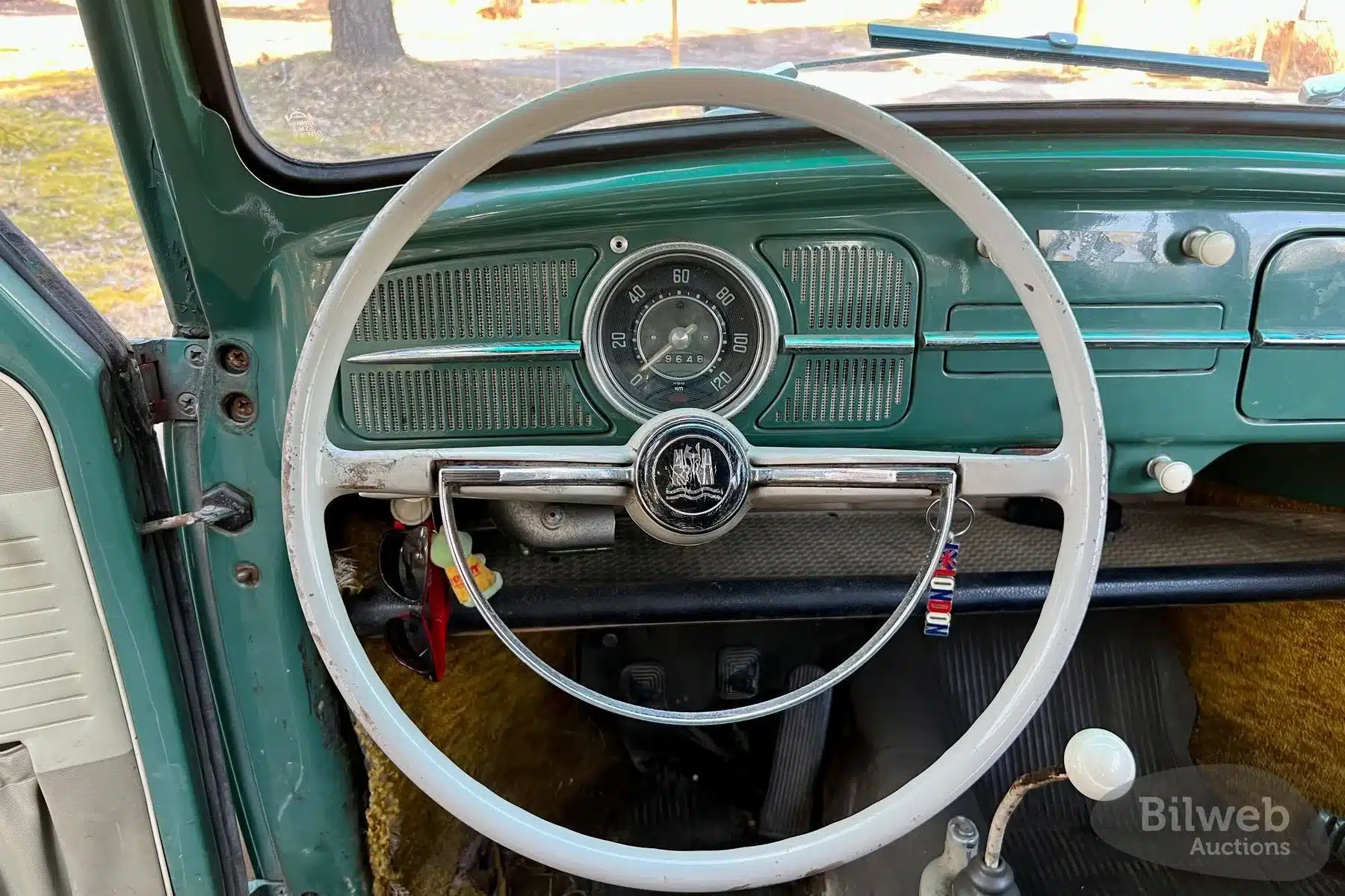 Lenkrad und Armaturenbrett eines Volkswagen Käfer 1200 von 1960 mit sichtbaren Gebrauchsspuren und Patina.