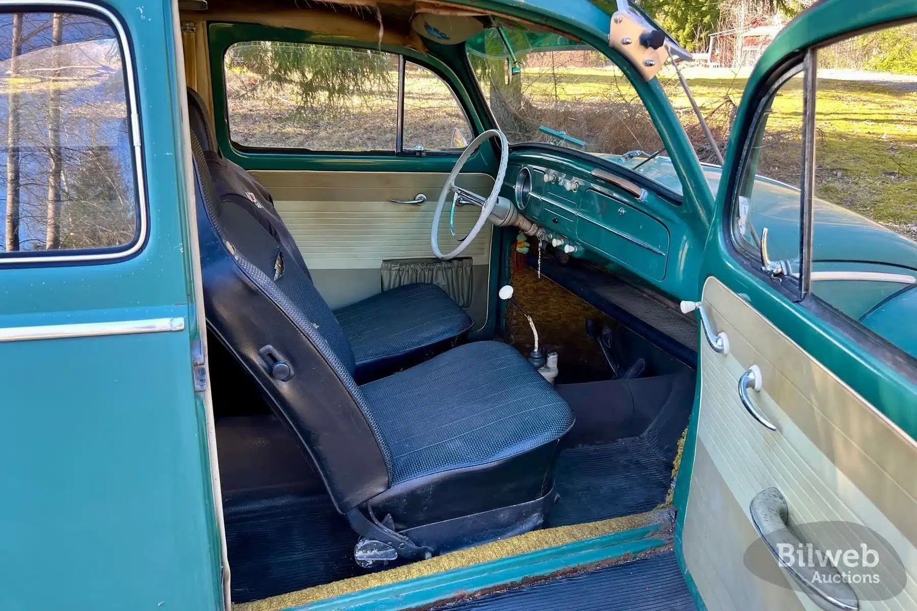 Innenansicht eines Volkswagen Käfer Typ 1 1200 von 1960 mit sichtbarer Patina und originaler Ausstattung.