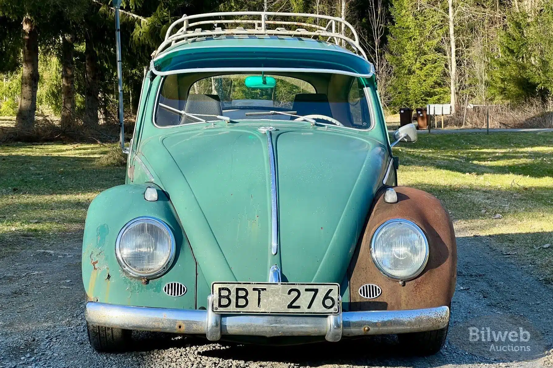 Frontansicht eines Volkswagen Käfer Typ 1 1200 von 1960 mit sichtbarer Patina und originalem Dachgepäckträger