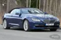 Blaues Alpina B6 Biturbo Cabriolet von 2012 mit geschlossenem Verdeck frontal seitlich fotografiert.