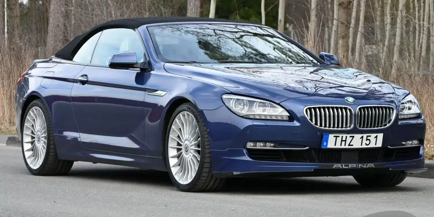 Blaues Alpina B6 Biturbo Cabriolet von 2012 mit geschlossenem Verdeck frontal seitlich fotografiert.