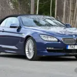 Blaues Alpina B6 Biturbo Cabriolet von 2012 mit geschlossenem Verdeck frontal seitlich fotografiert.