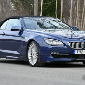Blaues Alpina B6 Biturbo Cabriolet von 2012 mit geschlossenem Verdeck frontal seitlich fotografiert.