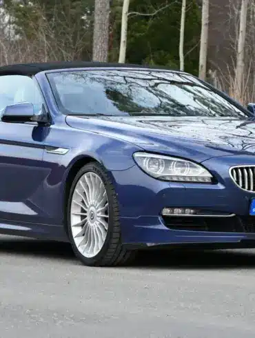 Blaues Alpina B6 Biturbo Cabriolet von 2012 mit geschlossenem Verdeck frontal seitlich fotografiert.