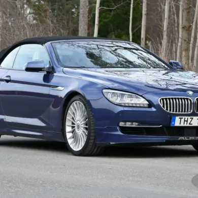 Blaues Alpina B6 Biturbo Cabriolet von 2012 mit geschlossenem Verdeck frontal seitlich fotografiert.