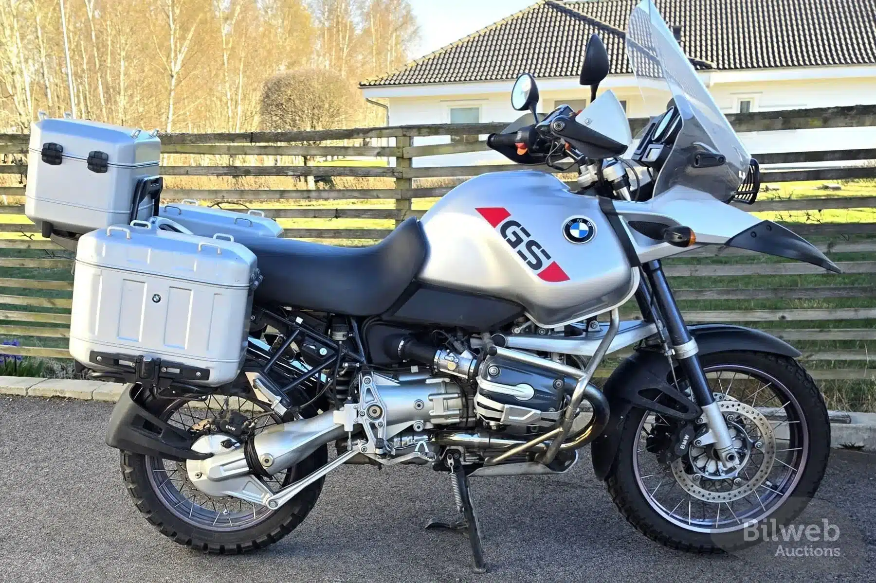 BMW R 1150 GS Adventure 2004 mit Gepäcksystem, Motorschutzbügeln und originaler Lackierung im Freien.