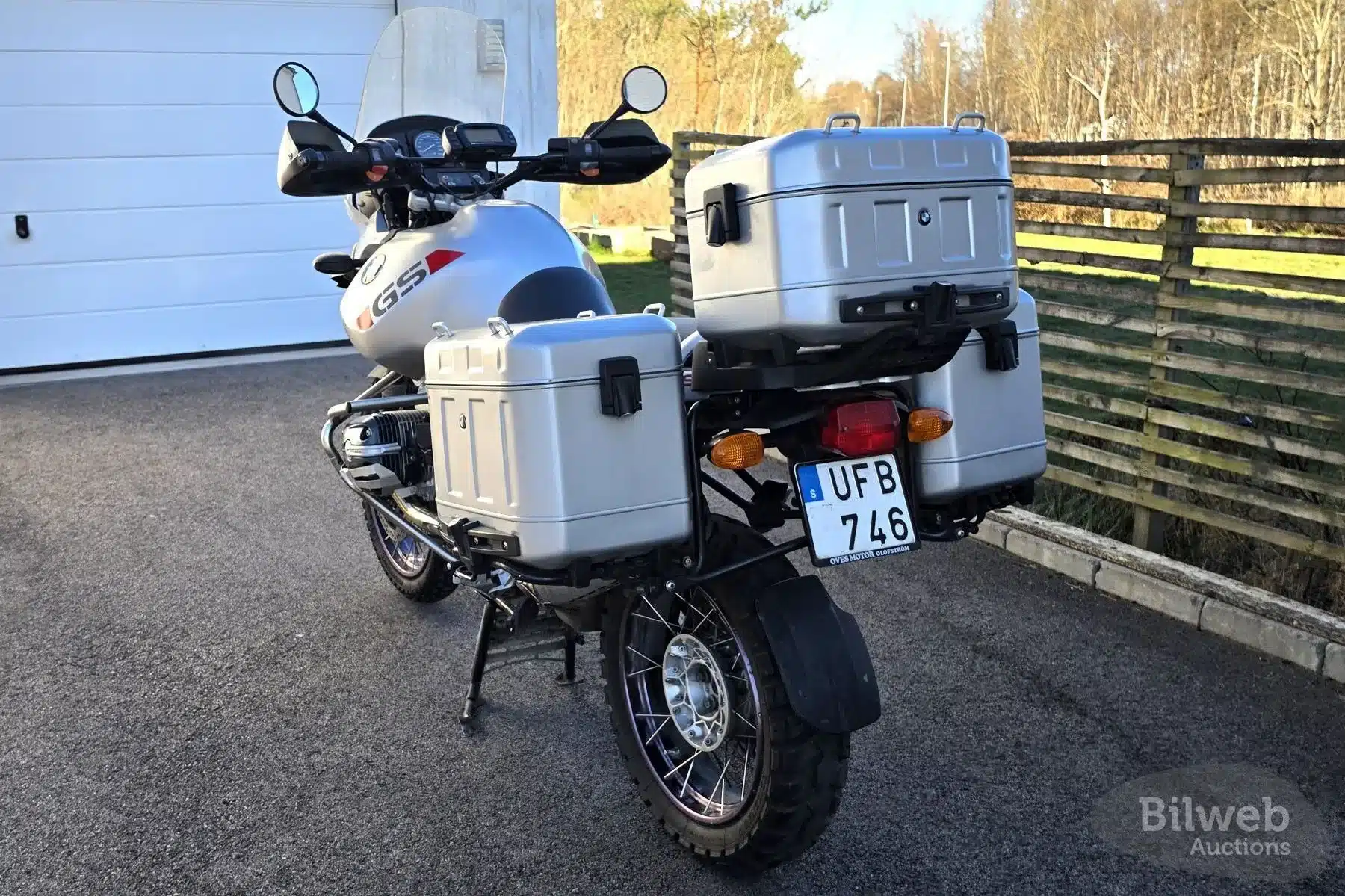 BMW R 1150 GS Adventure mit silbernem Originallack und originalem BMW-Kofferset von hinten, auf Hauptständer abgestellt.