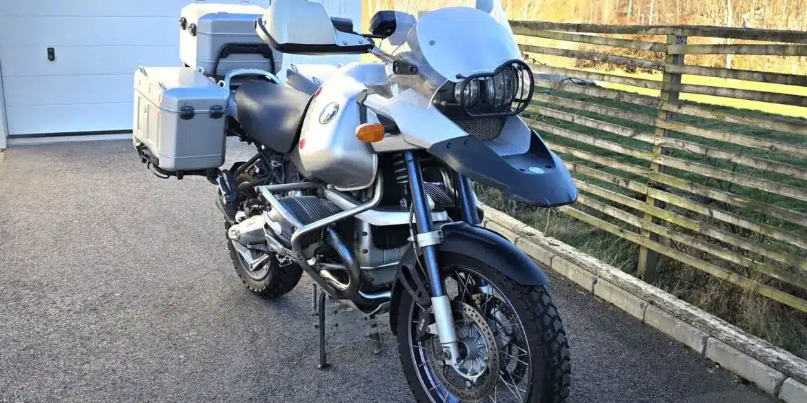 BMW R 1150 GS Adventure von 2004 mit Alukoffern und Motorschutzbügel, Seitenansicht auf einem Hof.
