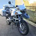 BMW R 1150 GS Adventure von 2004 mit Alukoffern und Motorschutzbügel, Seitenansicht auf einem Hof.