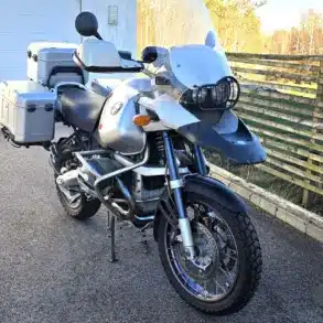 BMW R 1150 GS Adventure von 2004 mit Alukoffern und Motorschutzbügel, Seitenansicht auf einem Hof.