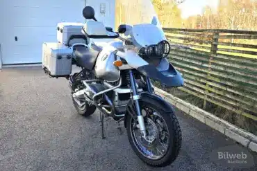 BMW R 1150 GS Adventure von 2004 mit Alukoffern und Motorschutzbügel, Seitenansicht auf einem Hof.