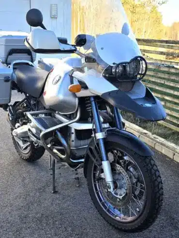 BMW R 1150 GS Adventure von 2004 mit Alukoffern und Motorschutzbügel, Seitenansicht auf einem Hof.