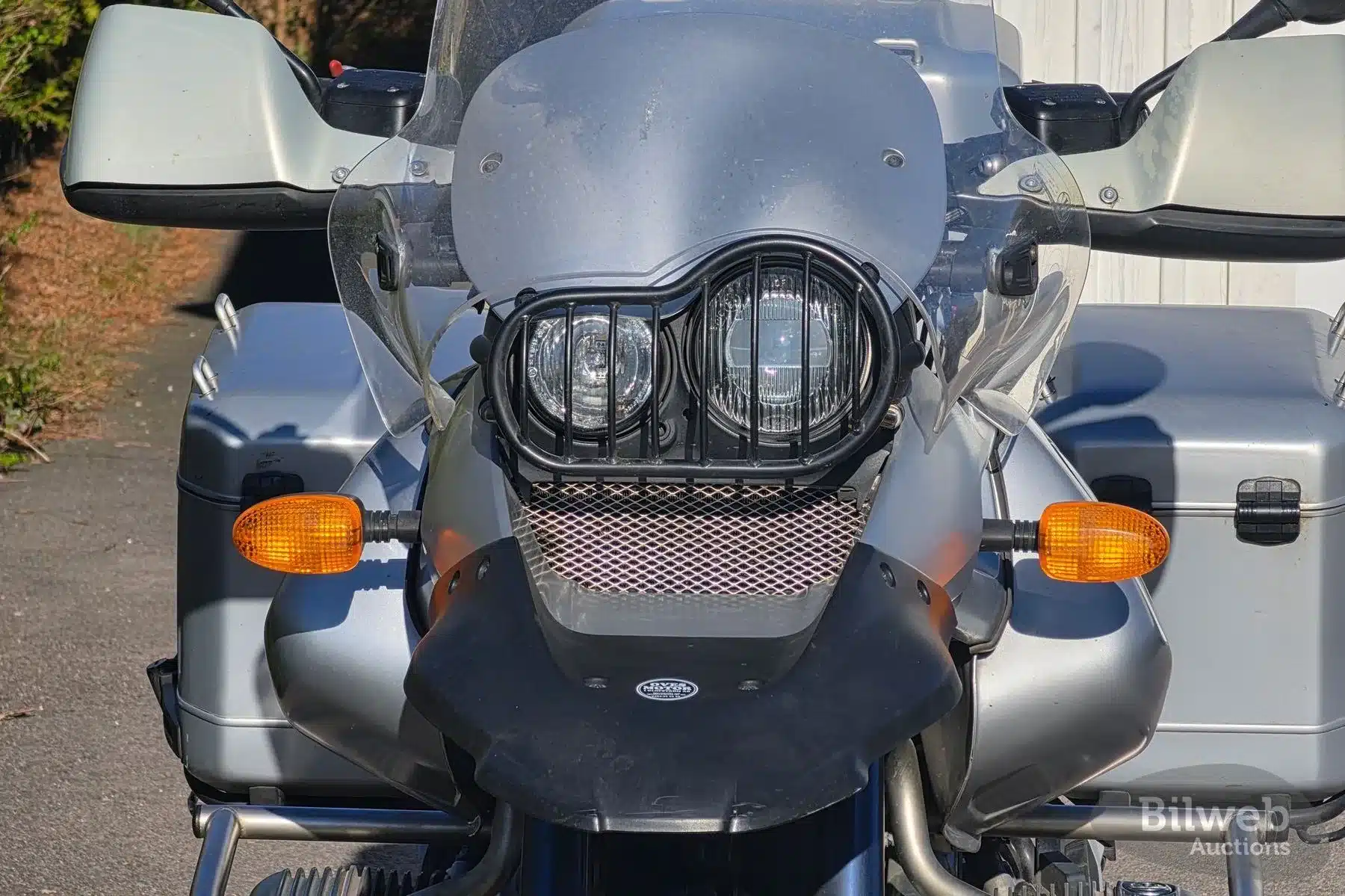 BMW R 1150 GS Adventure 2004 in Silber mit Schutzbügeln und Koffern, Frontansicht