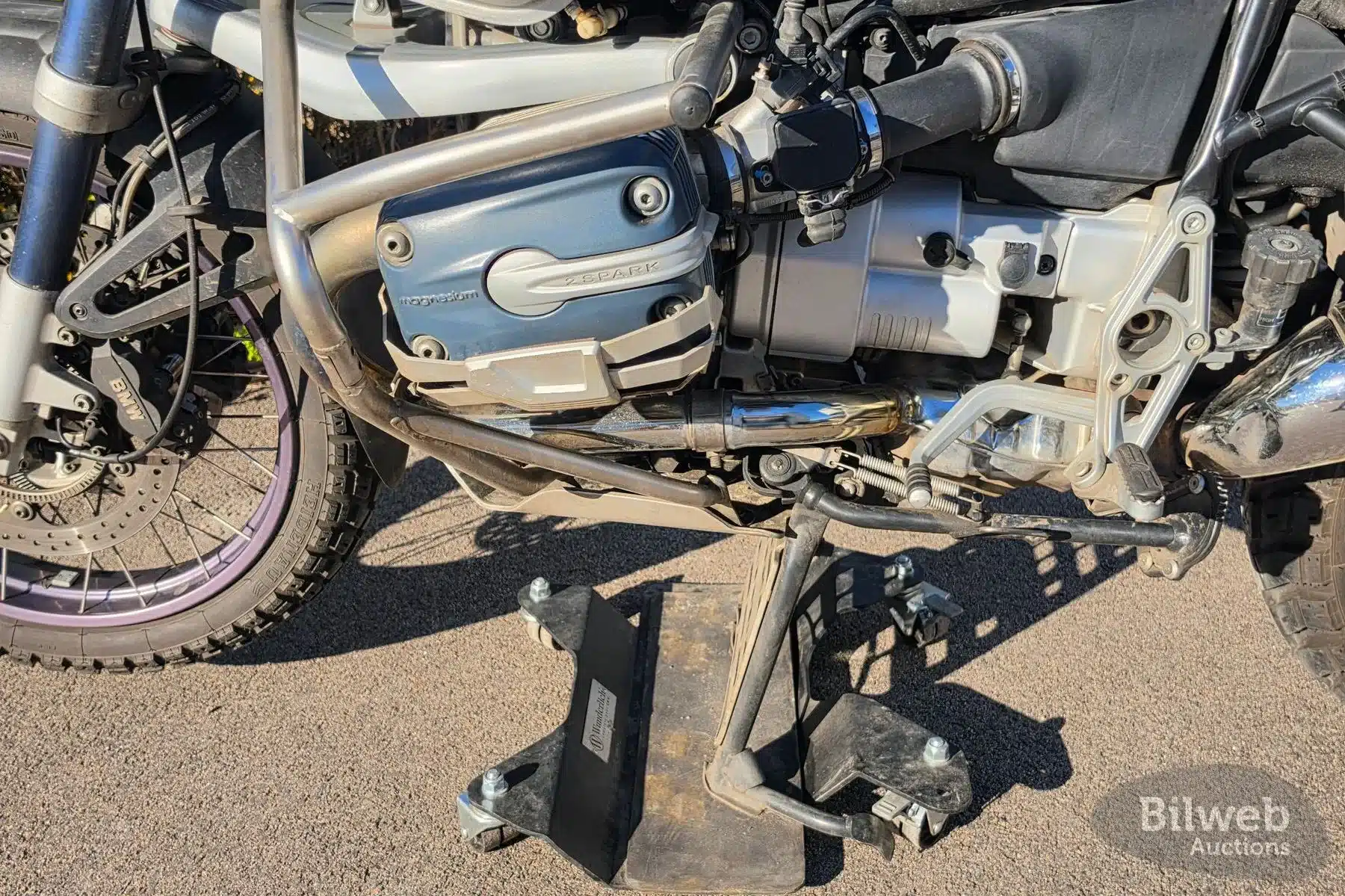 Nahaufnahme des Motors, Kardanantriebs und Unterbaus einer BMW R 1150 GS Adventure Baujahr 2004