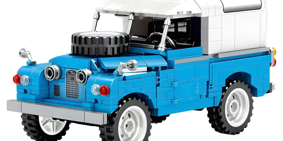 Klemmbaustein-Modell eines klassischen britischen Geländewagens in Blau und Weiß mit Ersatzrad auf der Motorhaube
