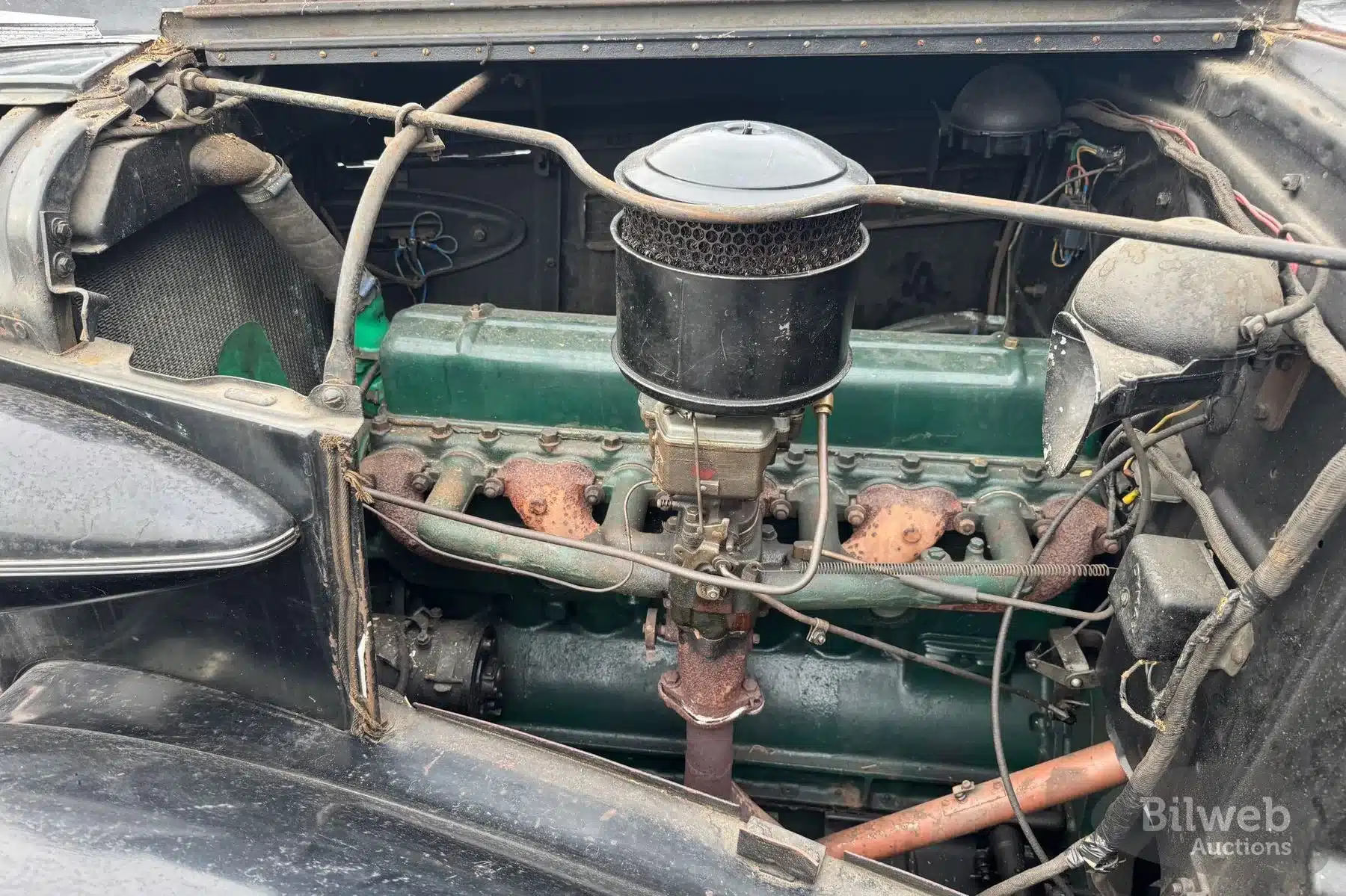 Motorraum eines unrestaurierten Buick Special Saloon Straight 8 von 1937 mit sichtbarem Reihenachtzylinder
